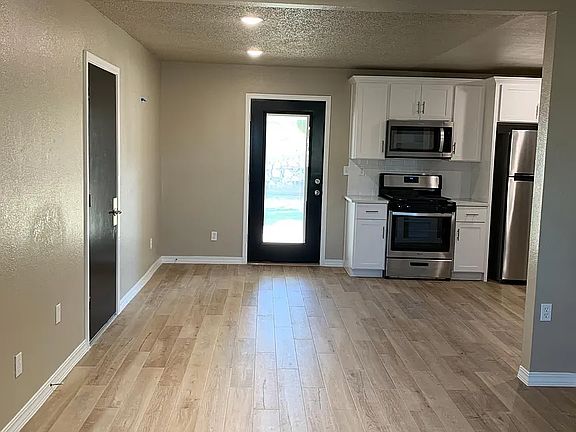 4th image of 2412 Lake Michigan Dr