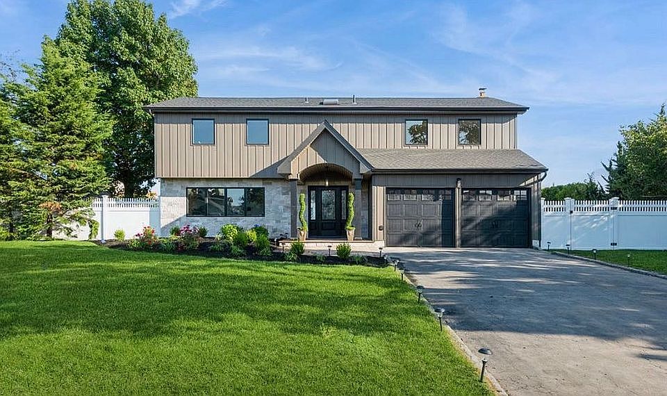 1st image of 8 Shoal Dr