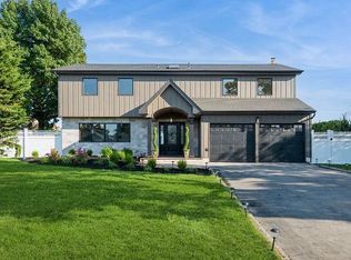 8 Shoal Dr, West Islip, NY 11795