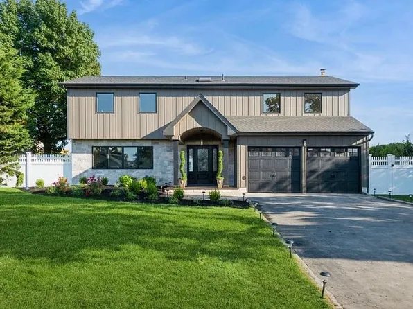 8 Shoal Dr, West Islip, NY 11795