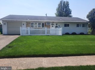 98 Indian Creek Dr, Levittown, PA 19057