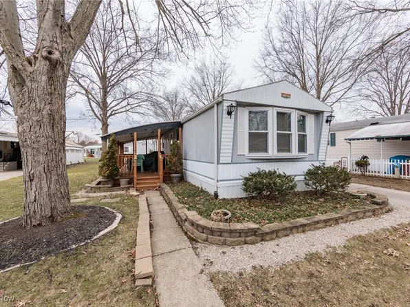 11 Peach St, Olmsted Falls, OH 44138