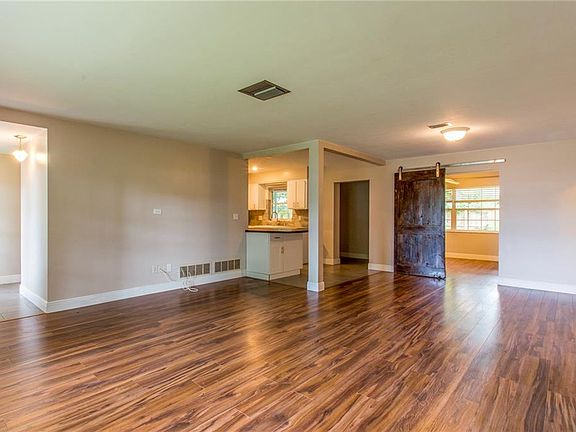 4th image of 2240 Habersham Dr
