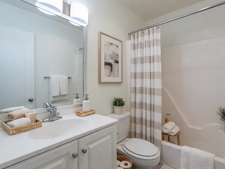 North Arch Village Apartments — Photo 7