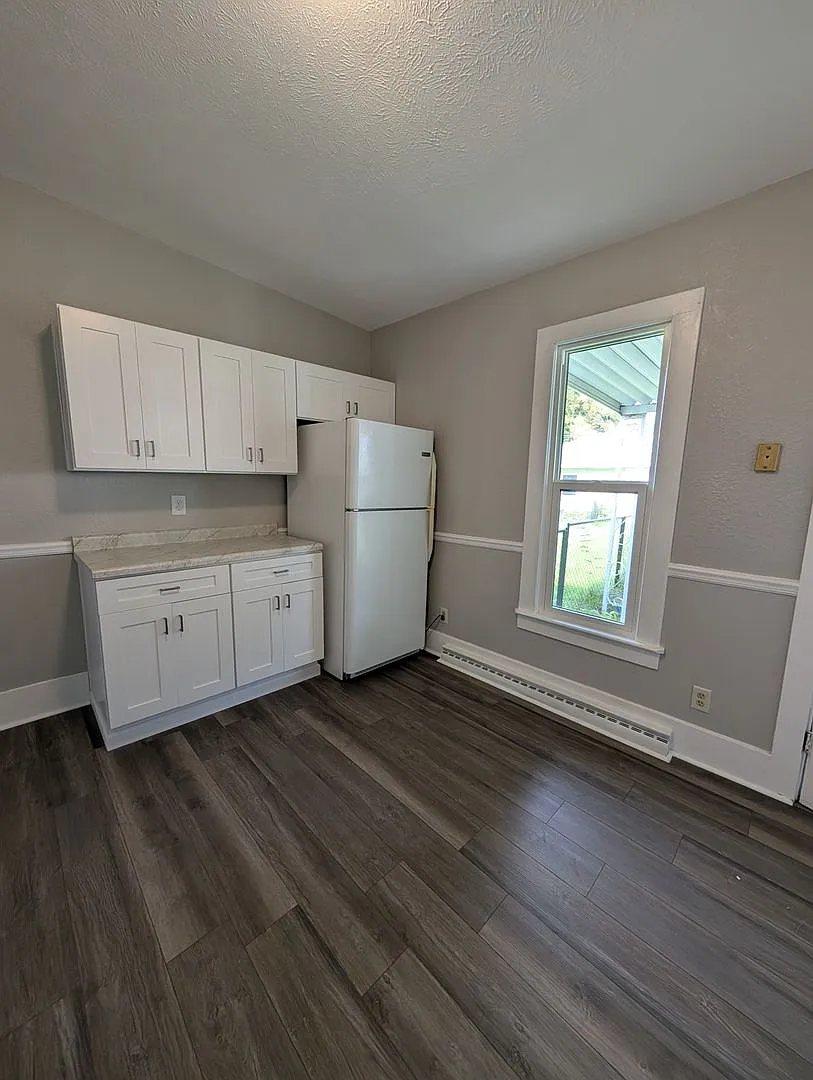 3 Bed / 1 Bath - 3-Car Garage - House — Photo 4
