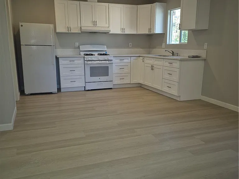8913 Rathburn Ave — Photo 4