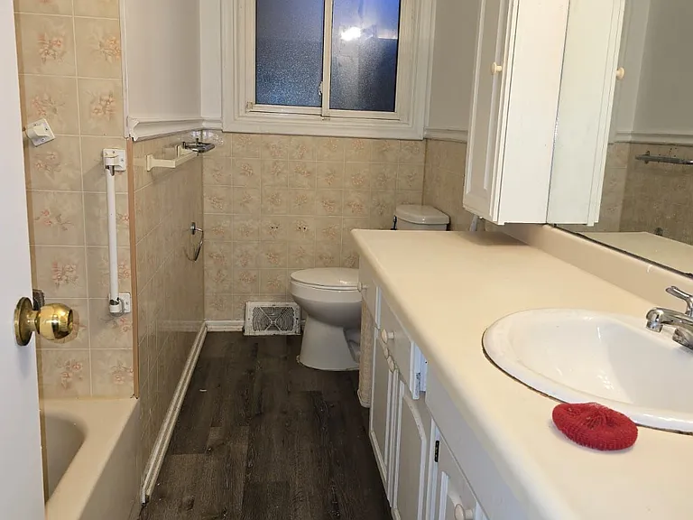 26 Glengarry Rd #UPPER — Photo 2