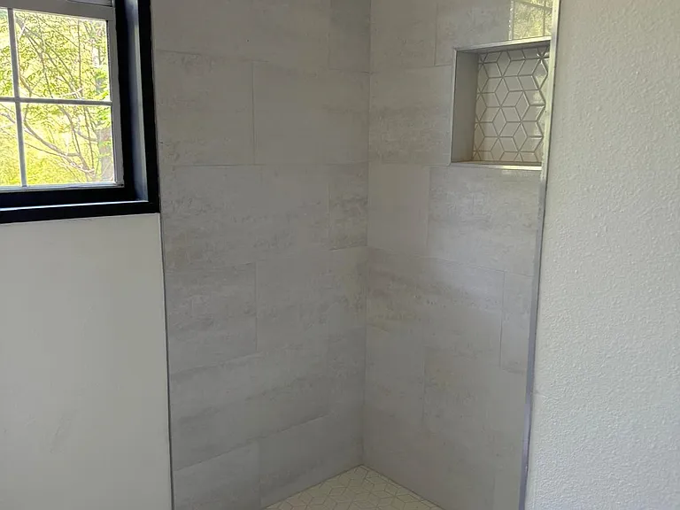 1121 E Texas St — Photo 24