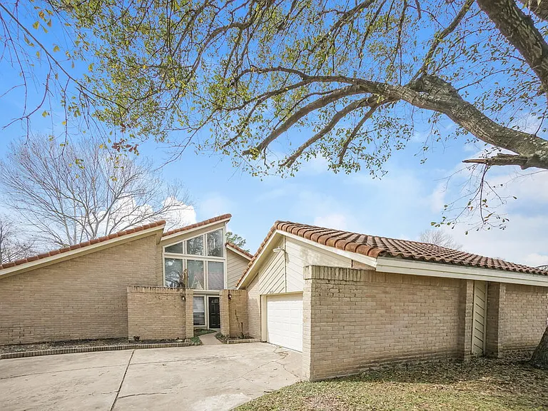7659 Athlone Dr — Photo 1