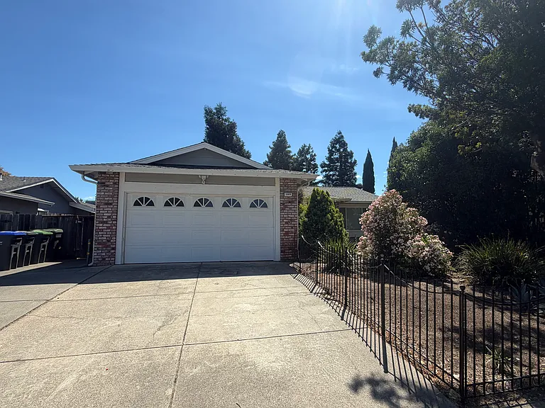 5089 Brittany Dr — Photo 8