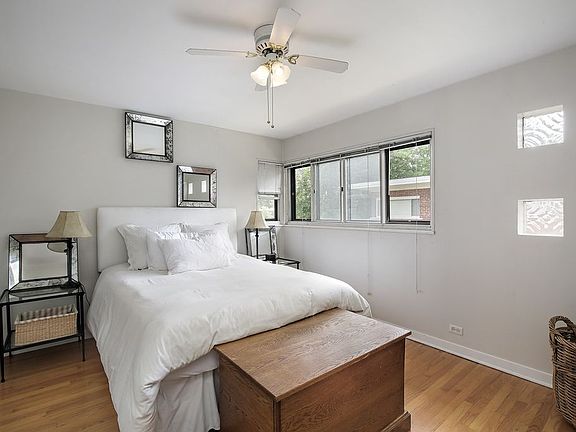 Bedroom with 2 closets