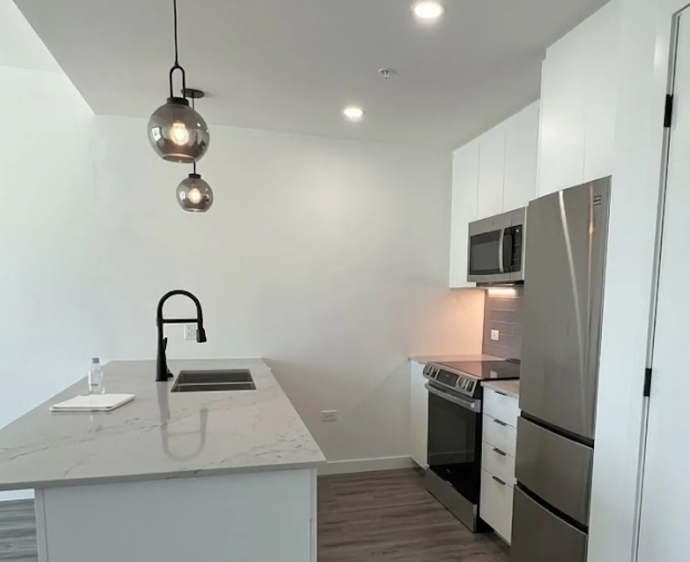 1 bed, 690 sqft, $2,240 — Photo 2