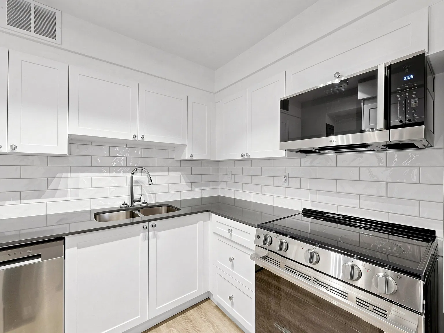 100 Dundas Street East — Photo 2
