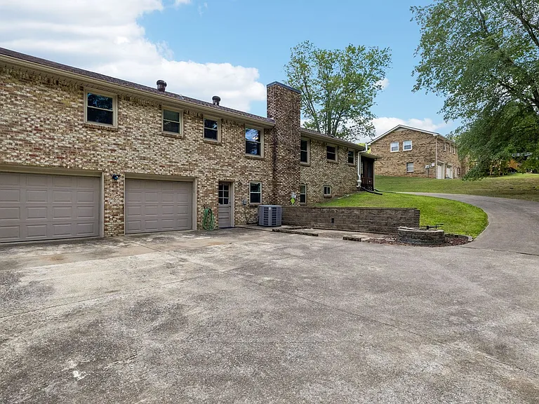 1810 Theresa Dr — Photo 49