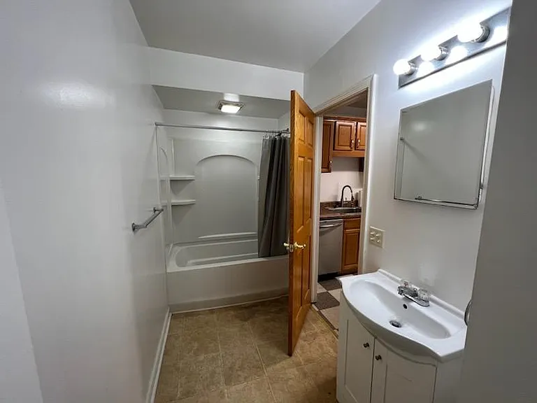 723 W 9th St — Photo 3