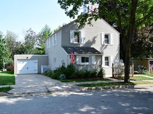 5594 Arrowwood St, Greendale, WI 53129