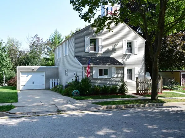 5594 Arrowwood St, Greendale, WI 53129