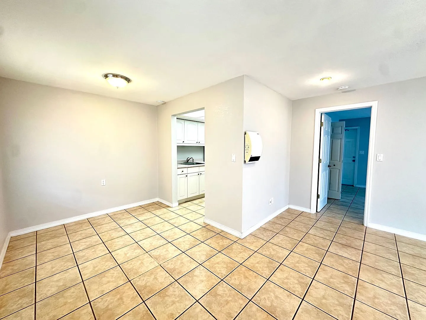 Unfurnished/Annual rental with 1br/1ba 1 carport available now in Clearwater! — Photo 3