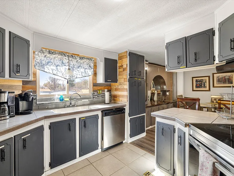 1051 Heritage Dr — Photo 16