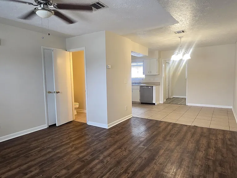 3910 Venetian Cir — Photo 2