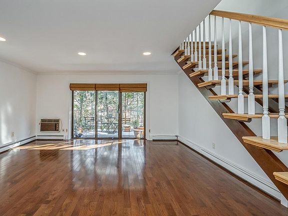 3rd image of 105 Kemeys Ave