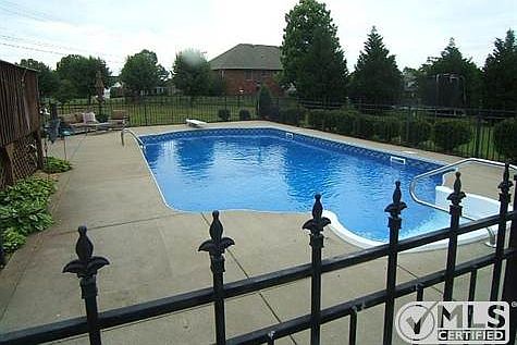 3rd image of 2431 Ellsworth Dr