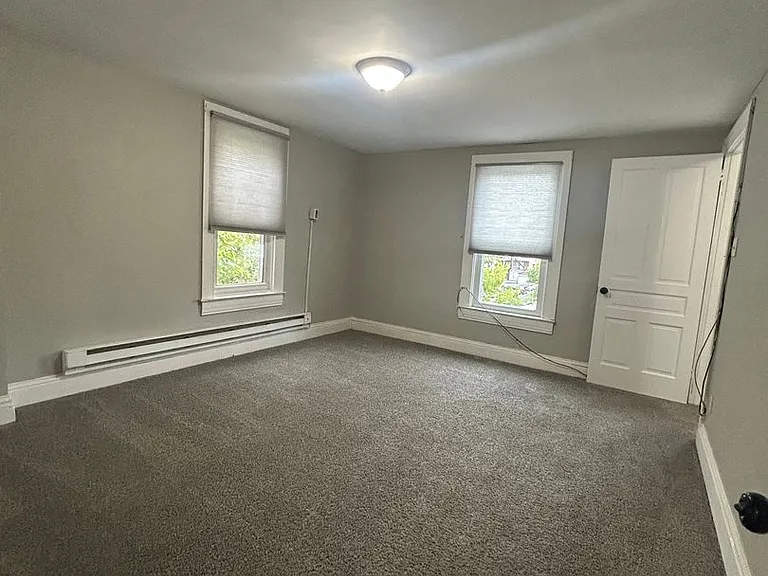 654 W King St — Photo 16