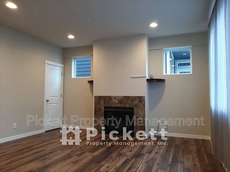 1004 Samara St — Photo 3