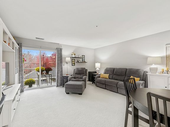 4th image of 605 Barrington Ave APT 352