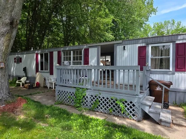 674 Woodlawn Dr #111, Fowlerville, MI 48836