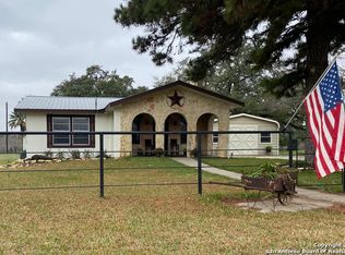 906 Thomas Rd, Poteet, TX 78065