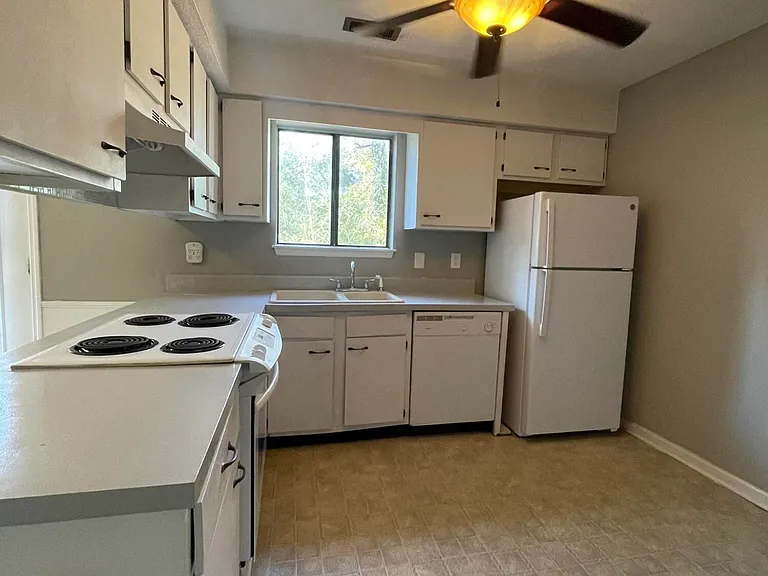 1002 Stillwood Cir — Photo 5