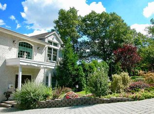 2186 Jones Rd, Fort Lee, NJ 07024