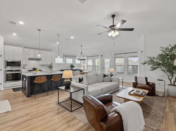 330 Bay Breeze Dr, Kyle, TX 78640