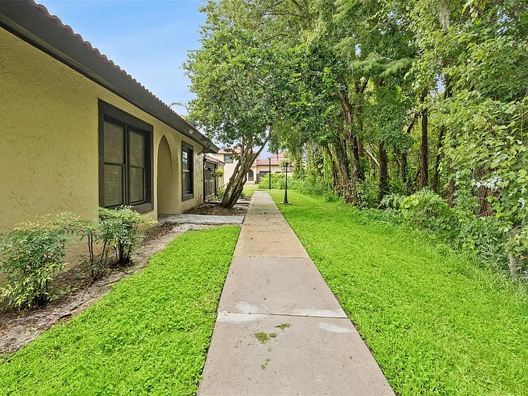 530 Hunter Cir — Photo 3