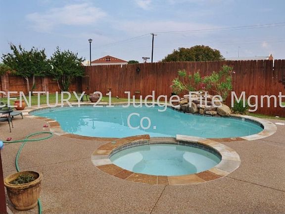 In Ground Pool w/Attached Spa