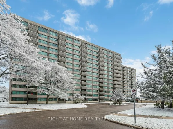 555 Brittany Dr #903, Ottawa, ON K1K 4C5