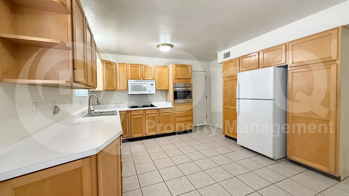 3 bed, 1.5 bath, 1400 sqft, $1,995 — Photo 2