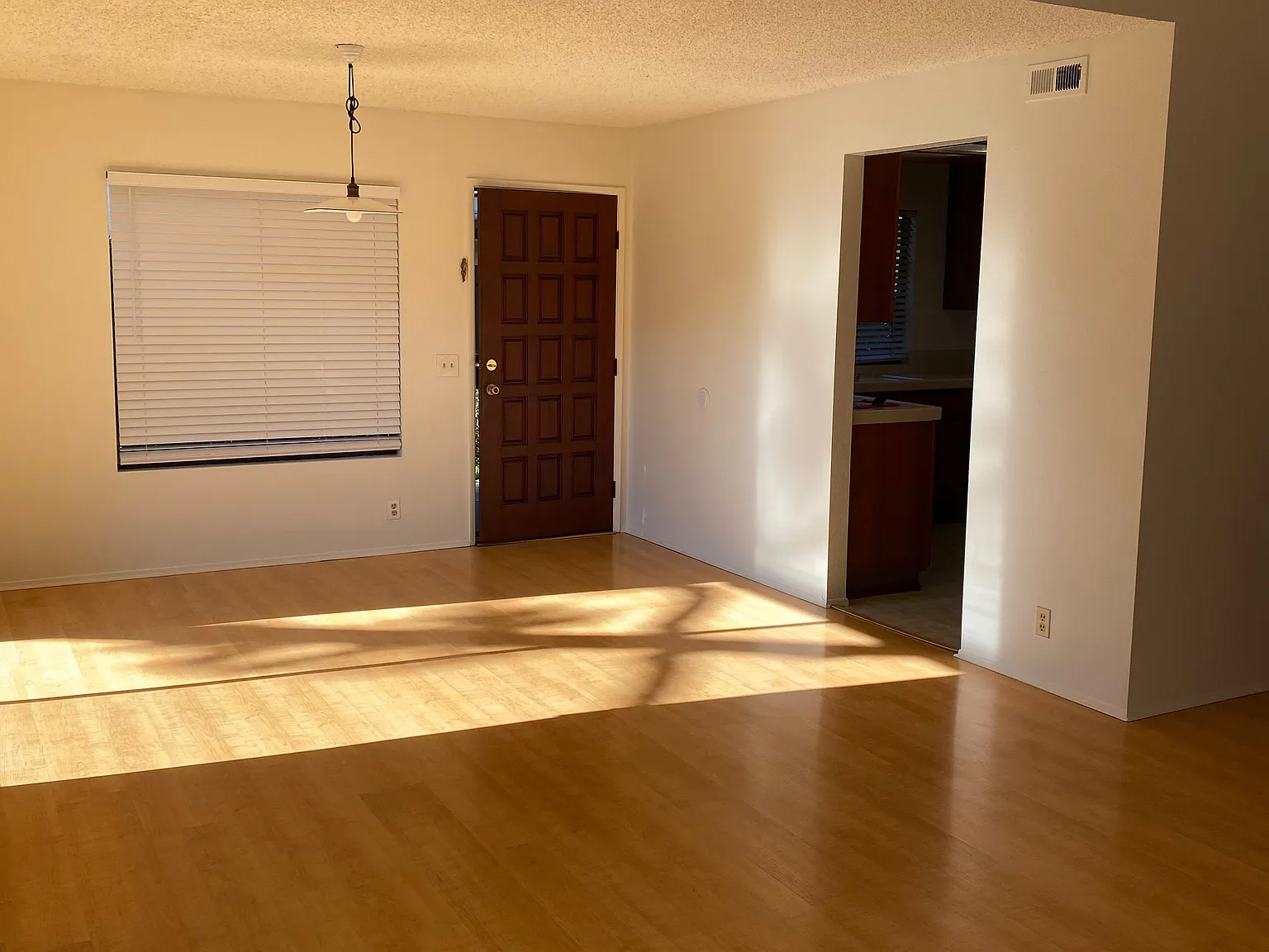 3 bed, 2.5 bath, 1396 sqft, $4,495 — Photo 4