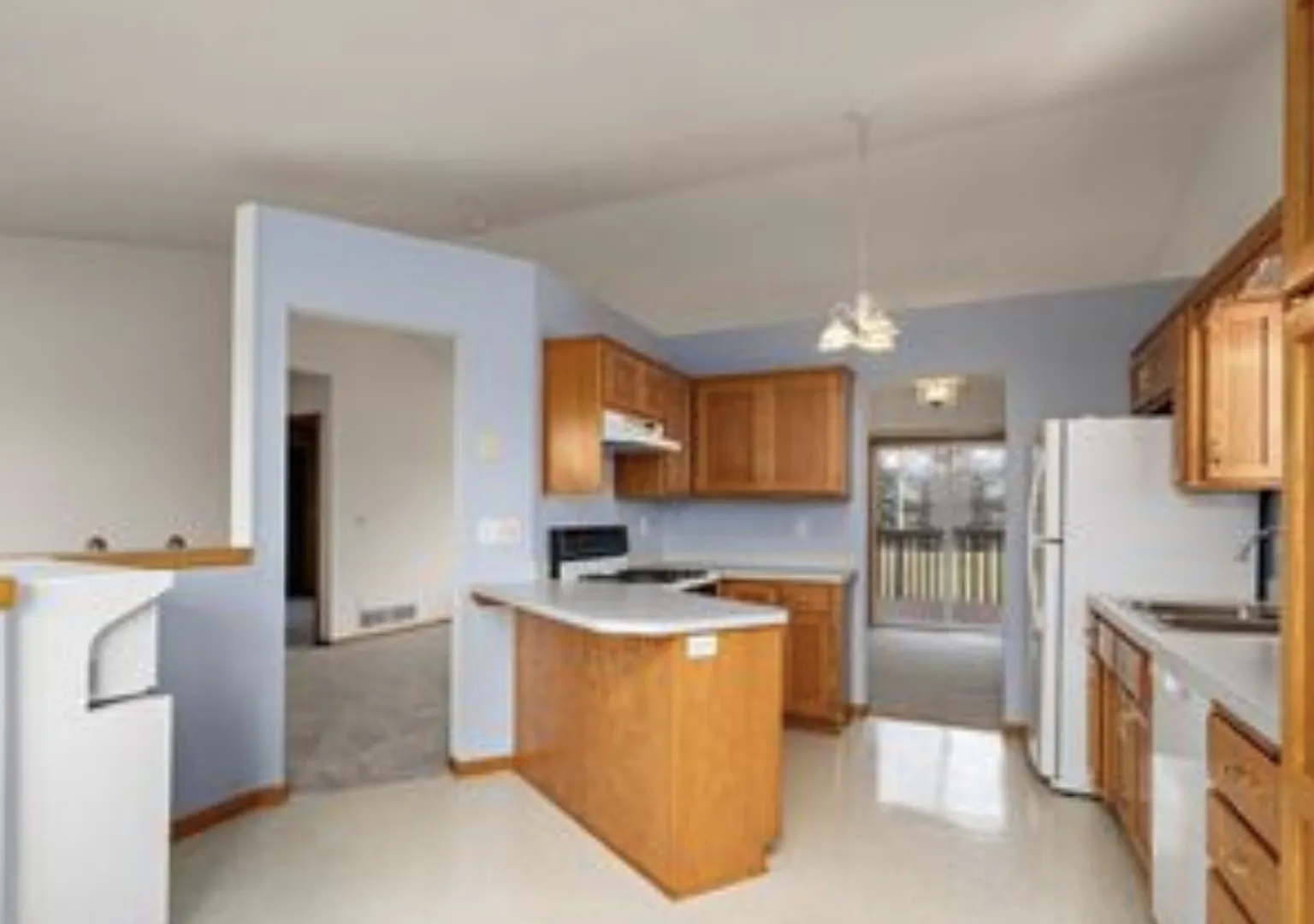 6 bed, 3.5 bath, 2200 sqft, $4,551 — Photo 2