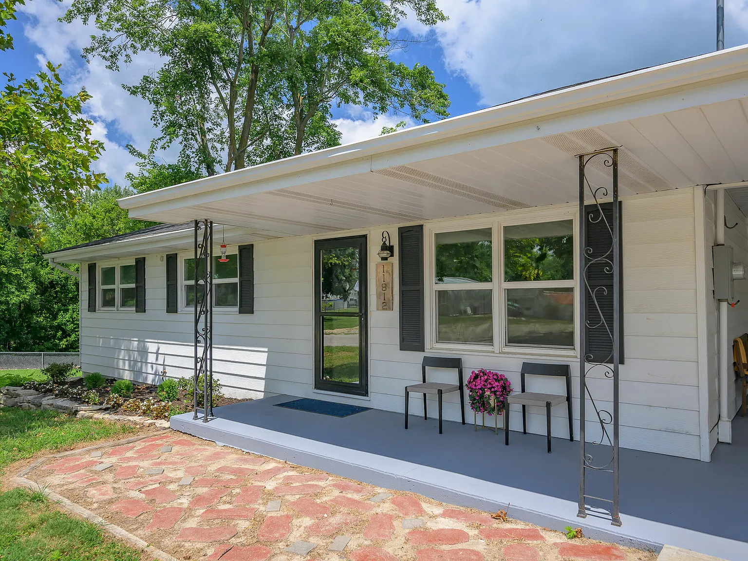 4 bed, 2.0 bath, 2630 sqft, $2,000 — Photo 2