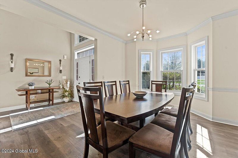 5th image of 35 Devonshire Way