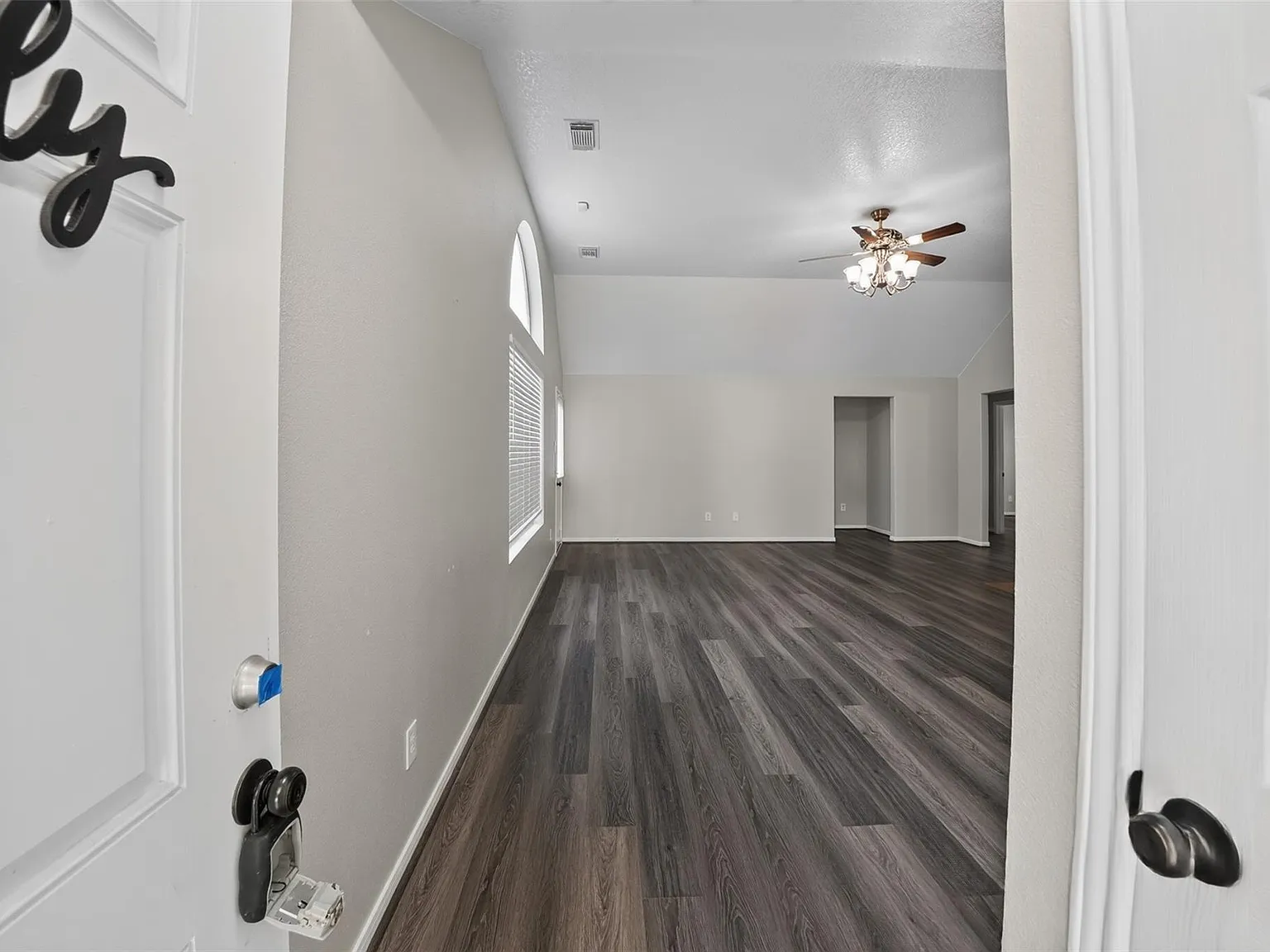 3 bed, 2.0 bath, 1812 sqft, $2,199 — Photo 4