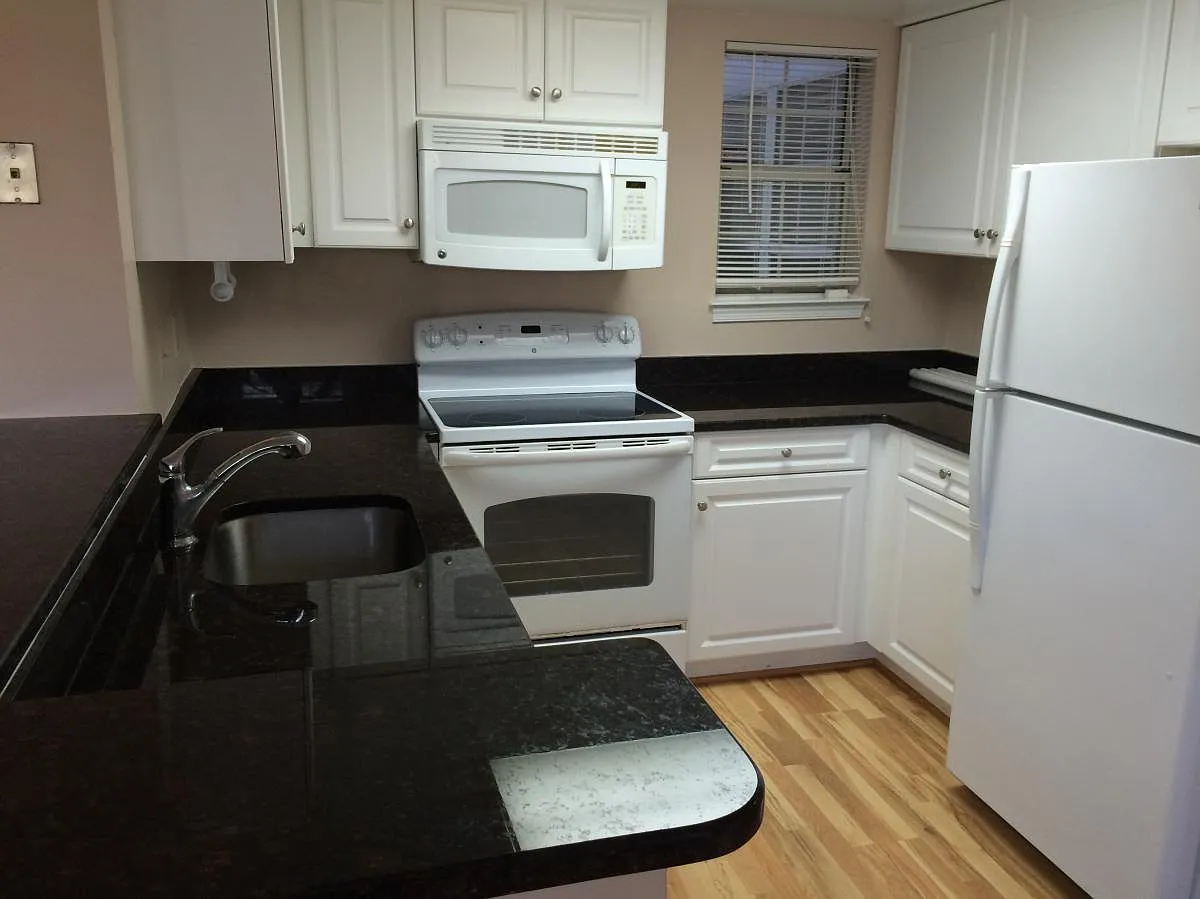 2 bed, 900 sqft, $2,200 — Photo 3