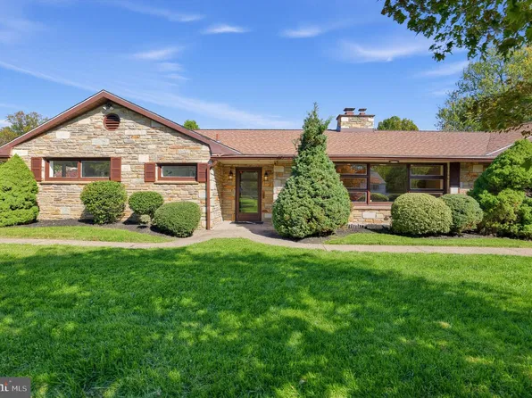 818 Honeysuckle Dr, Warminster, PA 18974