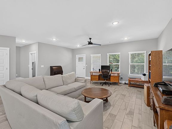 5th image of 4 Clovelly Ln