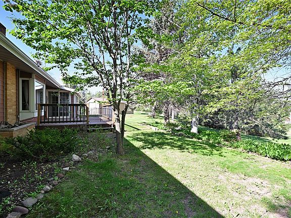 5th image of 811 Russell Street S