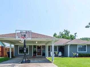 2900 Azalea Ln, Groves, TX 77619