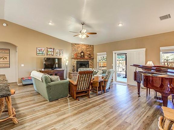 3rd image of 1700 W Davidson Cir