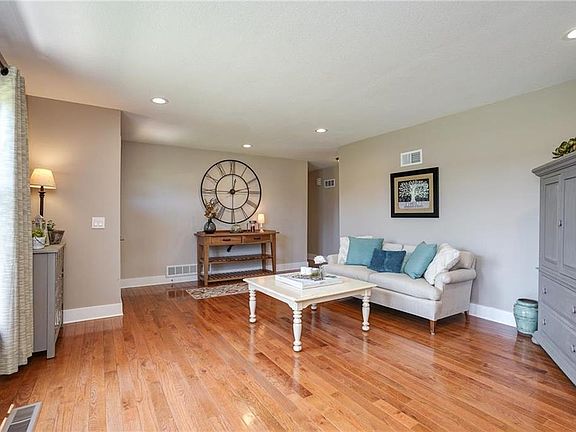 No POPCORN!  ALL Knockdown Ceilings Throughout!